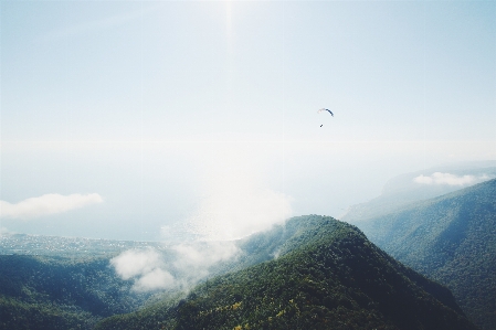 Foto Lanskap cakrawala gunung awan