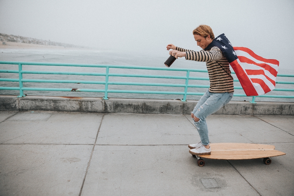 Chica fotografía patineta andar en