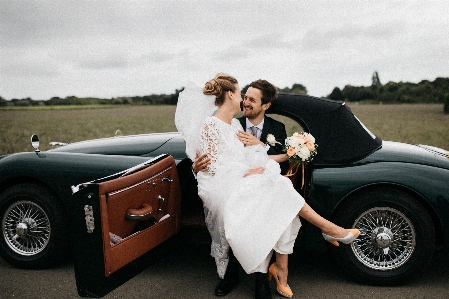 車 車両 結婚式 ウェディングドレス
 写真