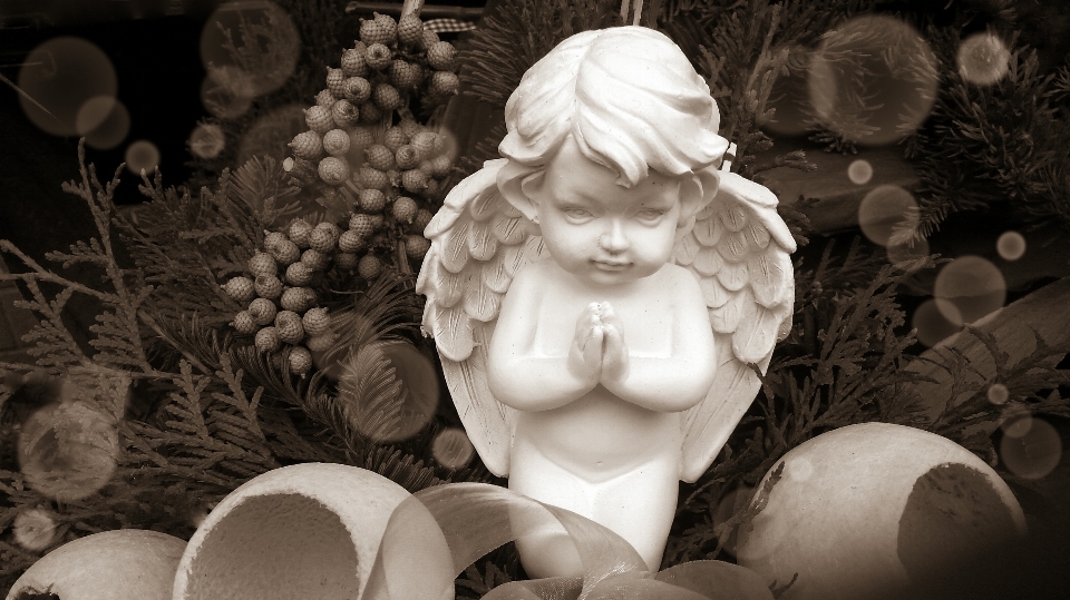 Black and white girl flower statue