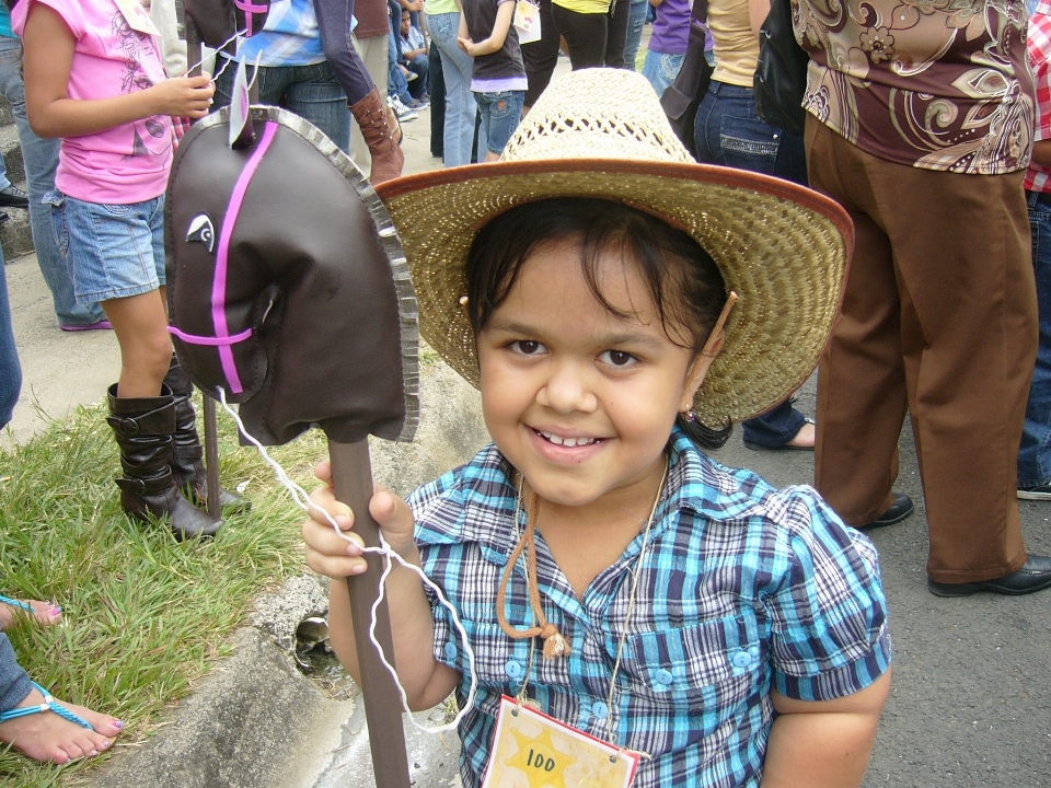 Chica recreación caballo niño