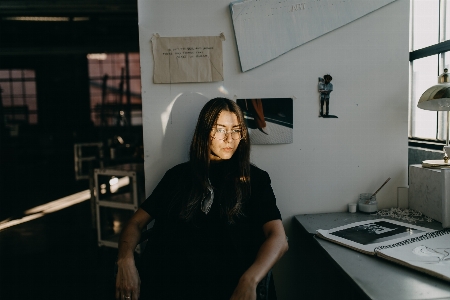 Foto Gadis seru desain kacamata