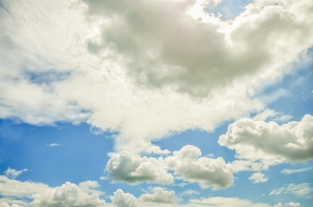 Foto Awan langit siang hari gumpalan
