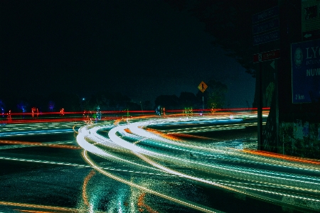 Foto Lampu langit malam jalan raya