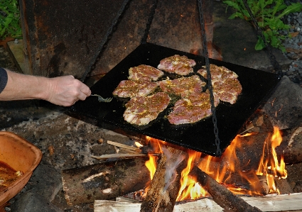 Foto Mano cibo cucinando fuoco