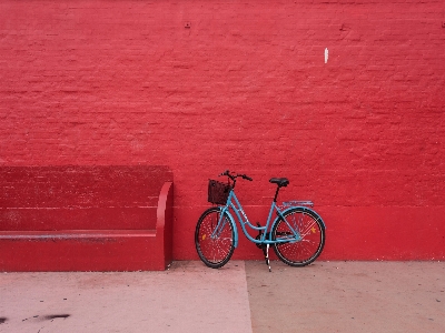 Foto Bicicleta muro línea rojo