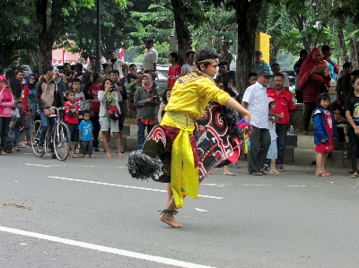 Foto Pohon pejalan kaki jalan kota