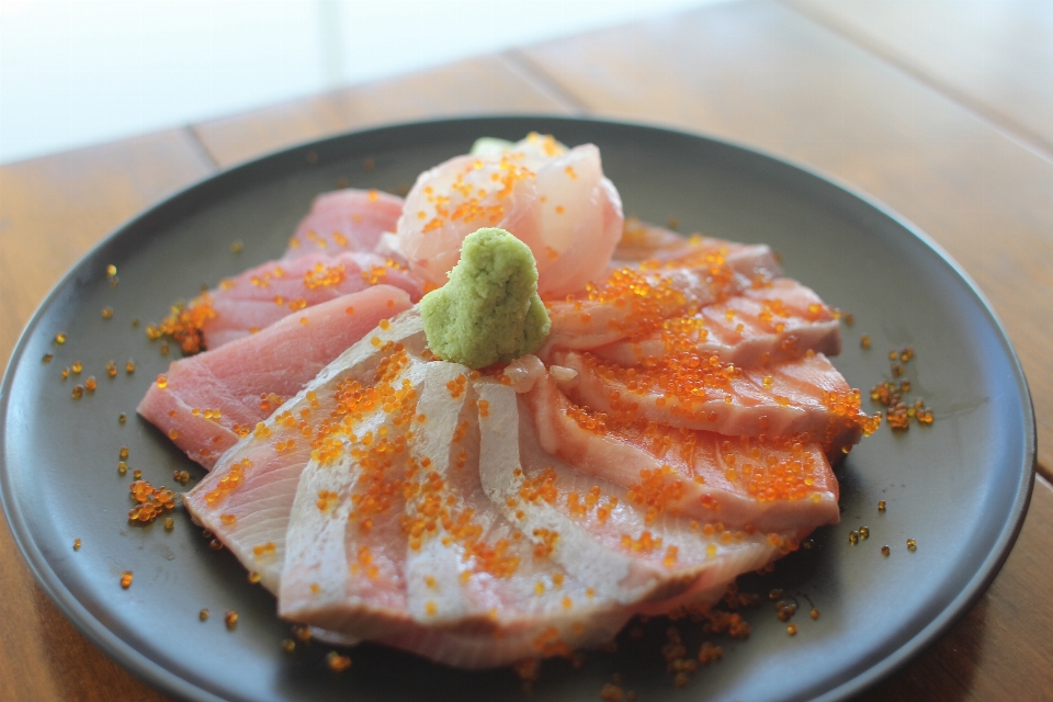 Somon sashimi suşi vasabi
