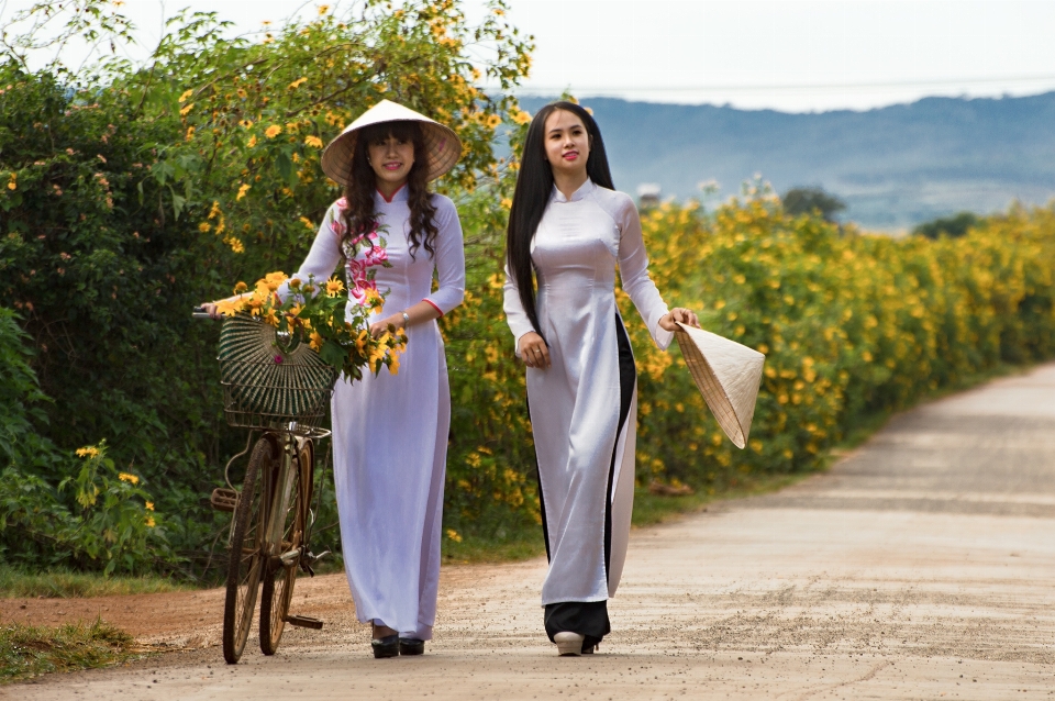 Les filles de fleurs
 jaune fleur usine