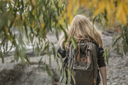 Foto Bionda ragazza femmina camminare