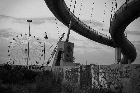 Foto Bianco e nero
 ponte ruota cielo