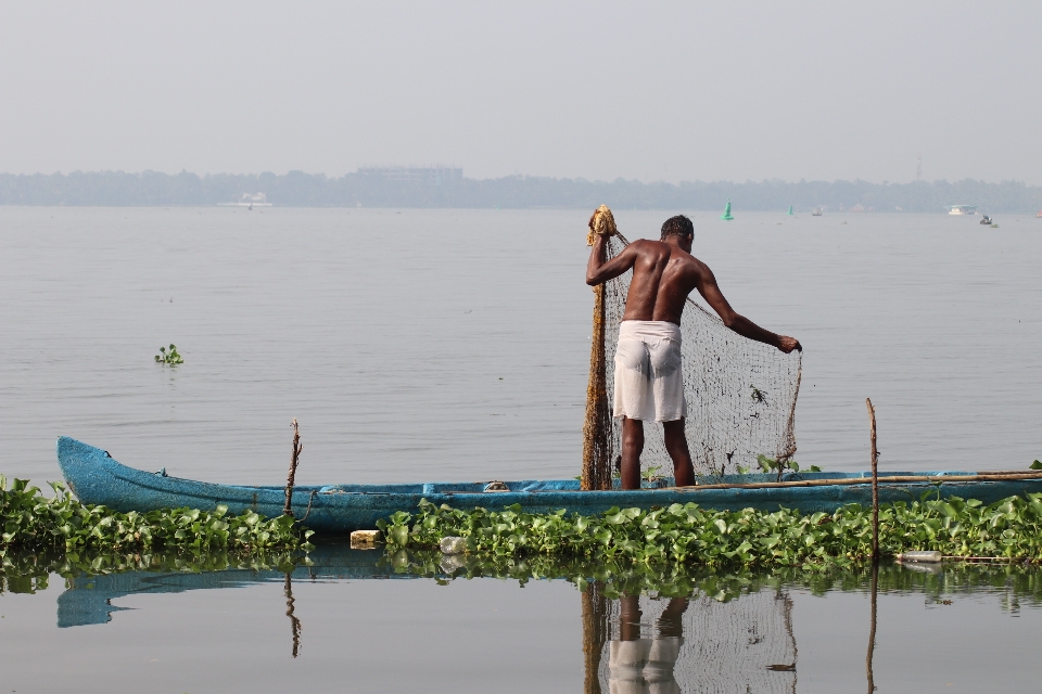 Penangkapan ikan dengan jaring
 kano india air