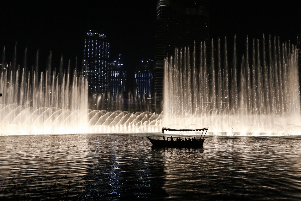 Notte acqua fontana riflessione