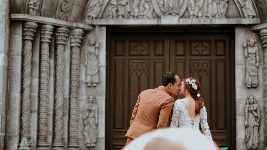 Foto Dewasa pengantin perempuan gereja pasangan