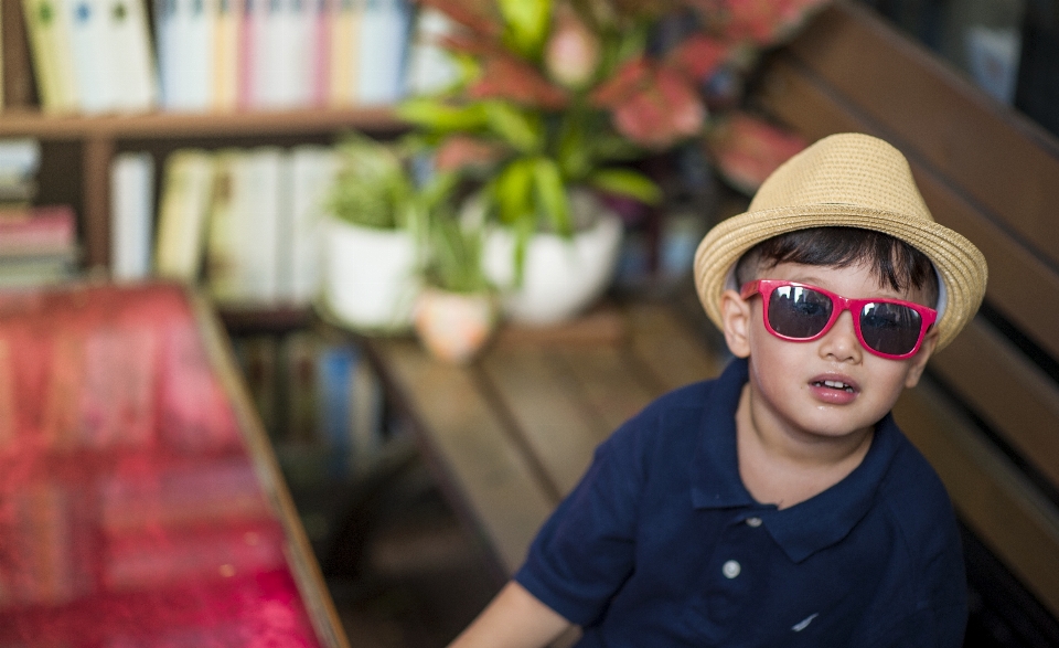 Des lunettes de soleil adorable se brouiller garçon