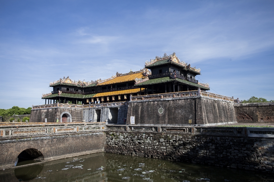 Vietnam warna
 langit pagoda