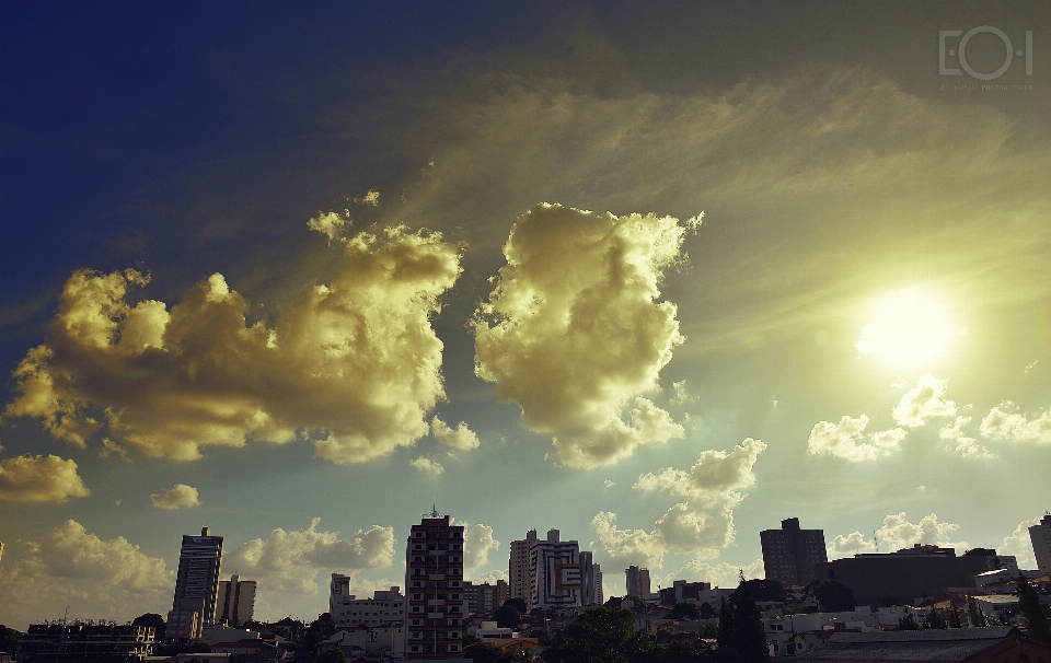 Kota langit biru membangun