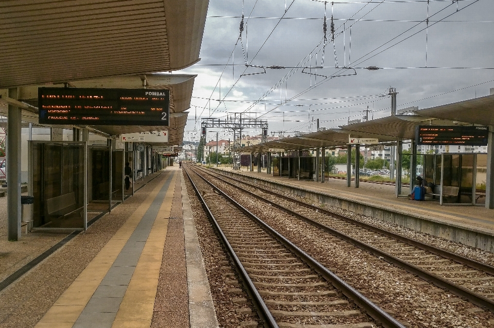 Bahnhof
 wolkig schiene transport