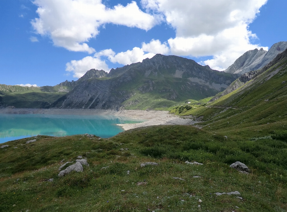 Montagnes lac herbe artificiel
