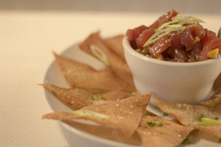 Tuna tartare wonton crisps Photo