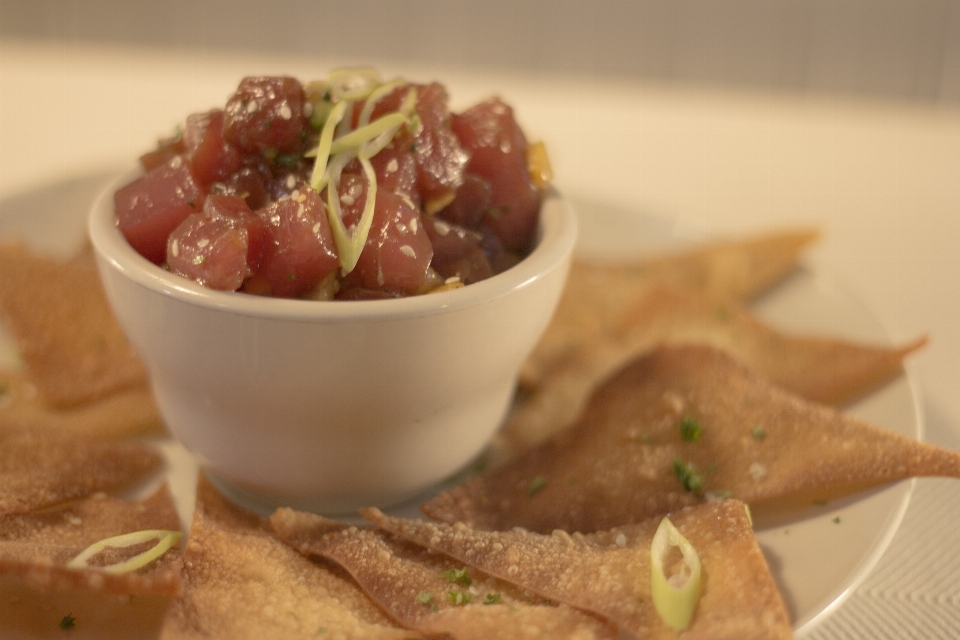 Tuna tartare wonton crisps