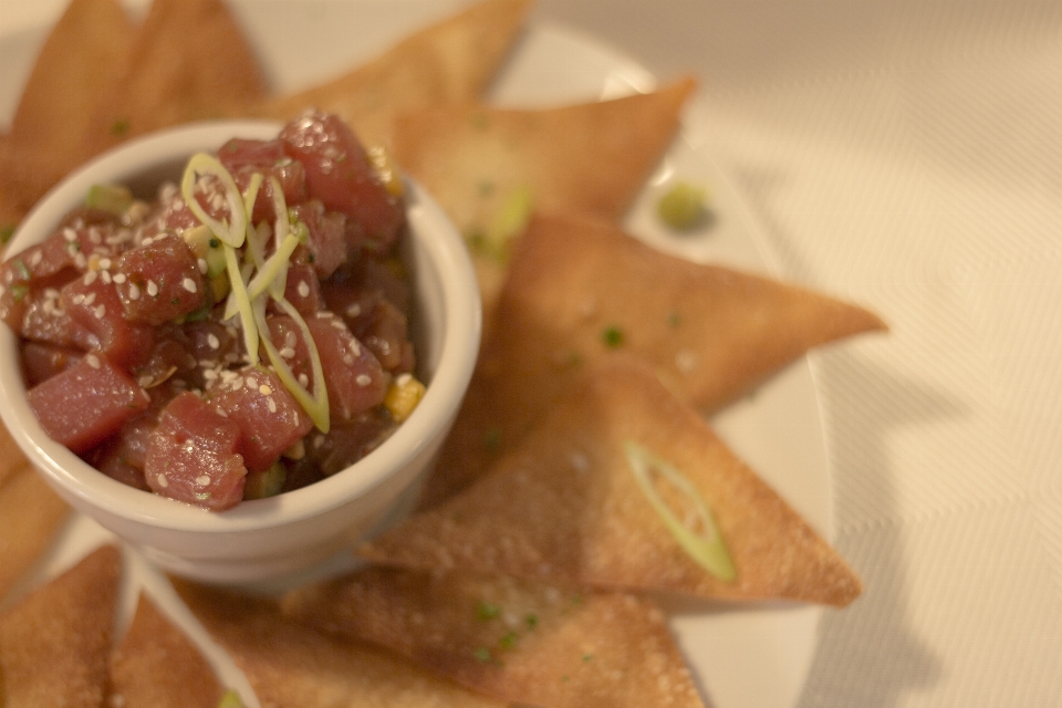 Tuna tartar
 wonton
 cips
