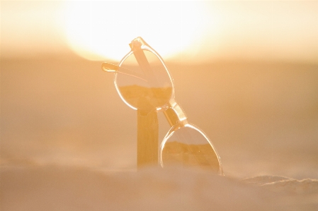 Photo Des lunettes de soleil coucher sable plage