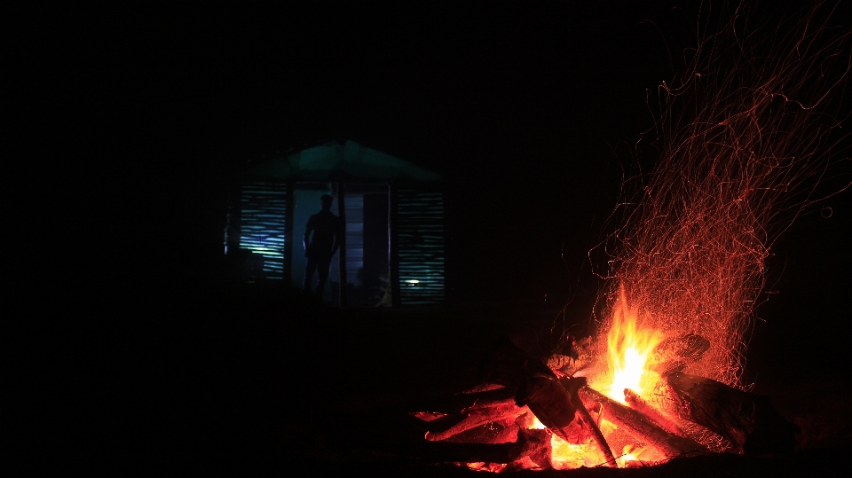 Fuego oscuro calor quemado