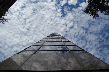 Foto Bangunan gedung pencakar langit awan