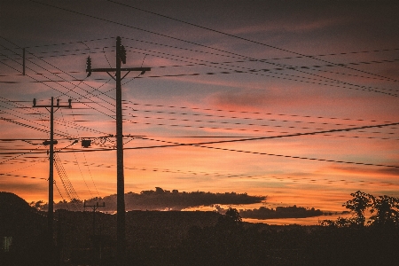 空 太陽 ライト 架空送電線
 写真