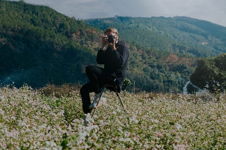 Zdjęcie Fotograf chłopak sztuka formy górskie
