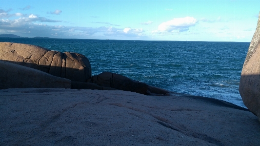 Foto Lindo mar pedras relevos costeiros e oceânicos
