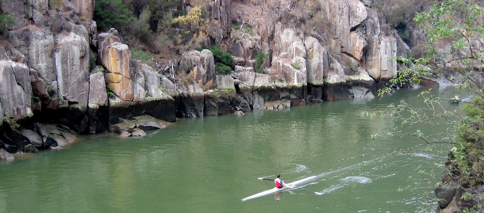 Paesaggio fiume verde rocce