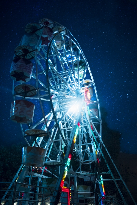 Rueda de la fortuna
 atracción turística
 feria
 parque atracciones
