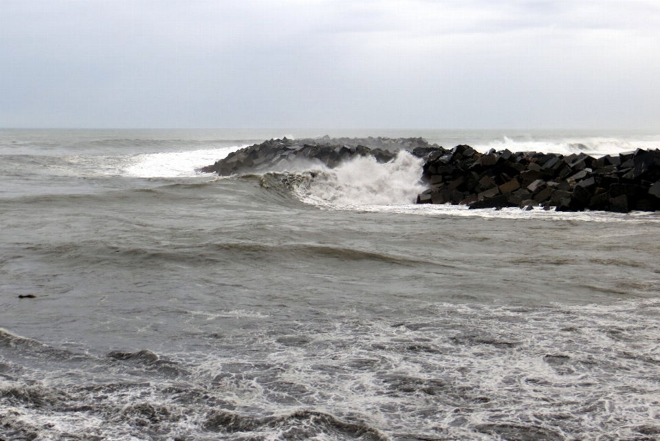 Tempestade chuva mar ondas