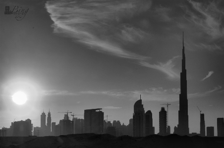 Foto Gedung pencakar langit dubai bayangan hitam bangunan