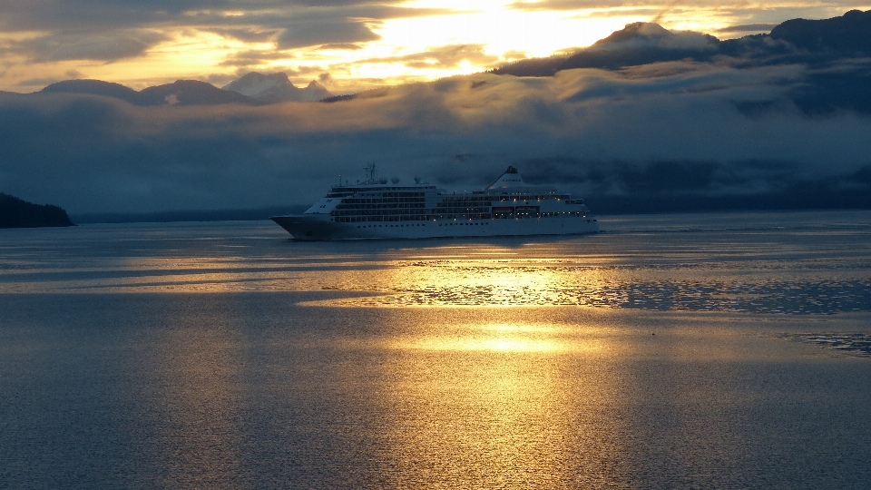 Crucero cielo mar horizonte