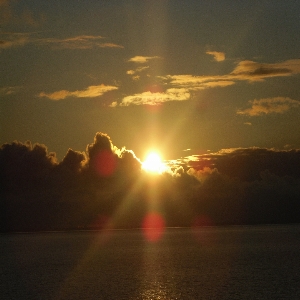 Foto Alba tramonto vista sull'oceano
 cielo