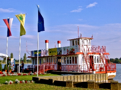 Steamboat restaurant food dock Photo