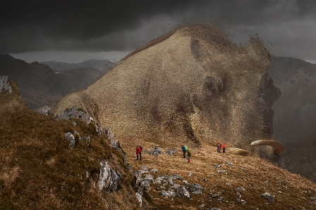 山 人々 ウォーキング 山岳地形
 写真