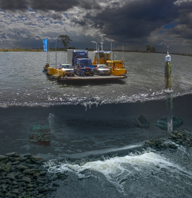 Barca fiume acqua trasporto dell'acqua
