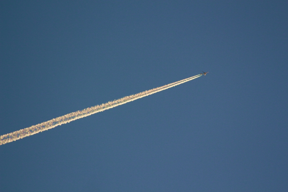 Voar céu dia avião