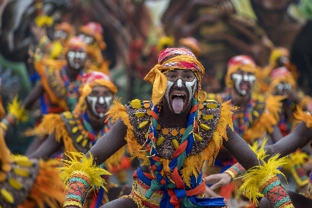 Foto Menari festival filipina kuning