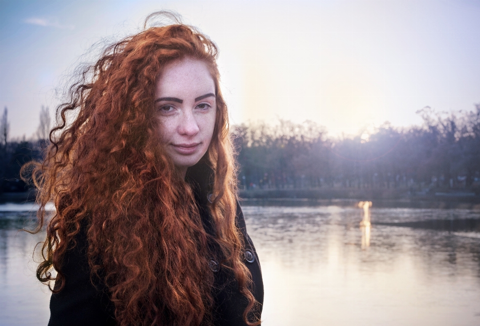 Fille frisé cheveux beauté