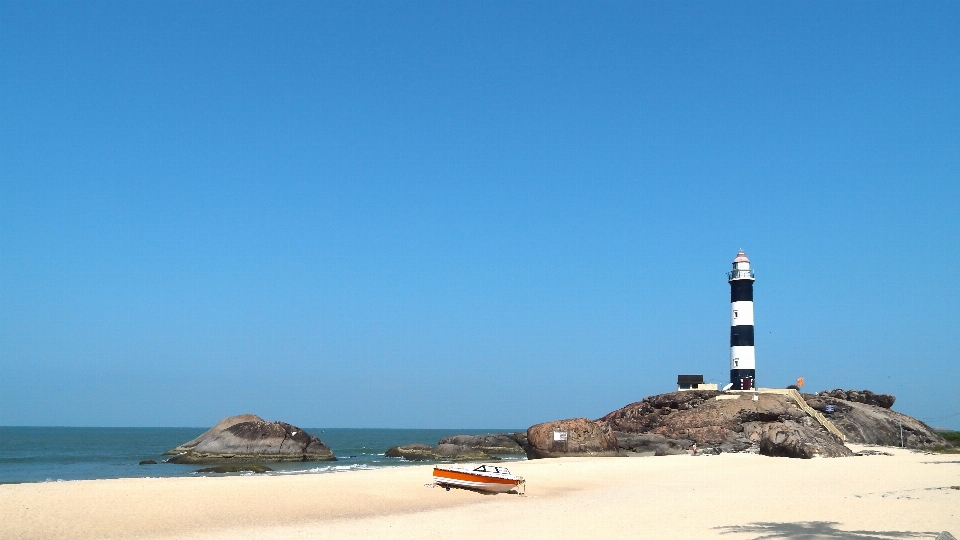 Mercu suar batu laut
 pantai kapu
 laut