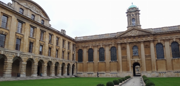 Foto Kampus oxford
 arsitektur klasik
 tengara