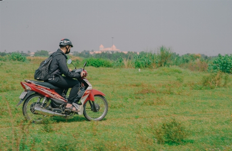 Foto Cielo uomo veicolo terrestre
 motociclo