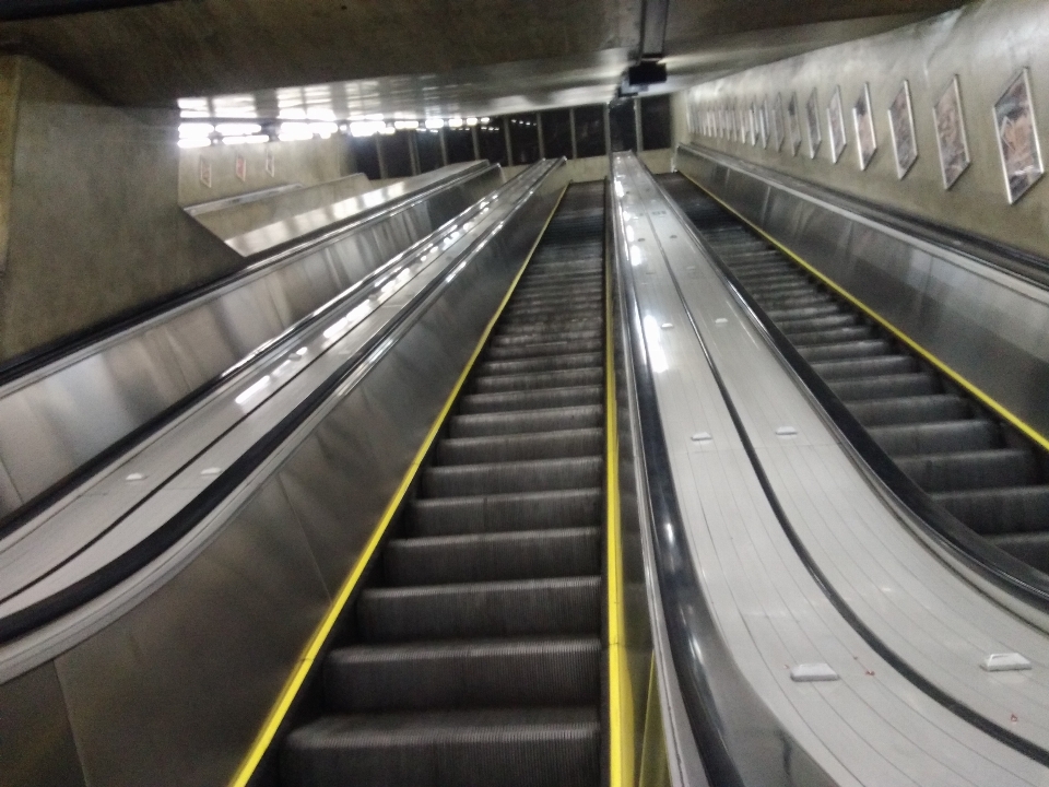 Upstairs escalator transport metropolitan area