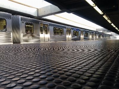 Foto Platform stasiun mengangkut kereta
