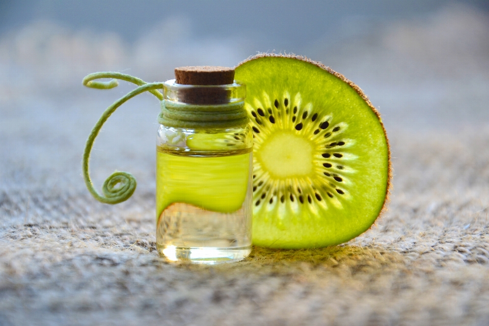 Cosmetic oil kiwi fruit essential spa